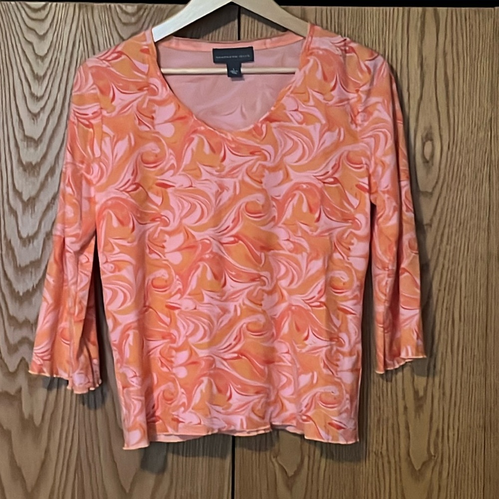 Beautiful spring 3/4 sleeve top by Northern Isles. Womens size Large.ll